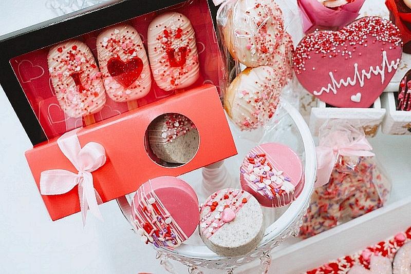 Break Hearts This Valentine’s Day with The Bake Shop at Red Rock’s Customizable Chocolate Heart & Mallet Boxes