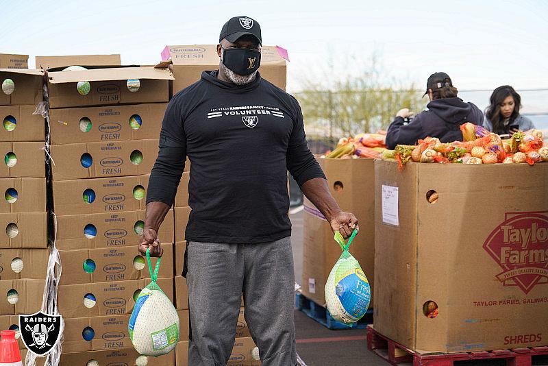 Raiders Alum Roy Hart assists with Thanksgiving meal distribution