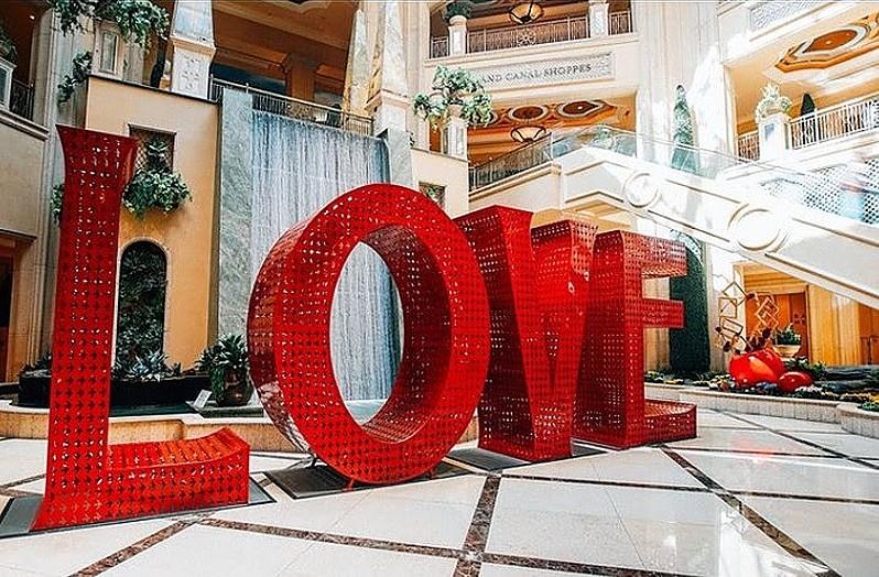 Couples Visiting Las Vegas are "Lucky in Love" with New County-wide Photo Giveaway