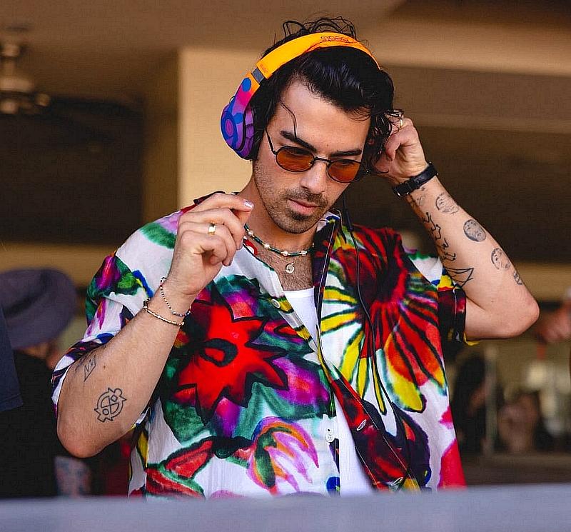 Joe Jonas kicks off the summer with Tanqueray for a special DJ set at Wet Republic pool party (Credit: Joe Janet (JoeJanetPhotography.com)