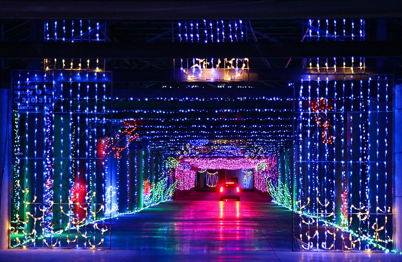 Glittering Lights Returns for Another Year of Christmas Cheer