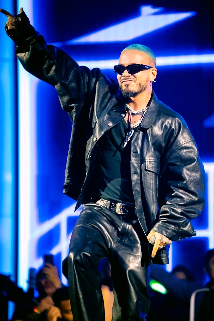 J. Balvin jumps on stage to perform his hit songs Mi Gente, Dientes and more. 