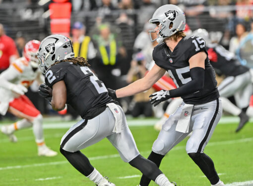 Photos: Las Vegas Raiders Defeat Kansas City Chiefs 14-12 With Last-Minute Field Goal in ‘Ugly Win’